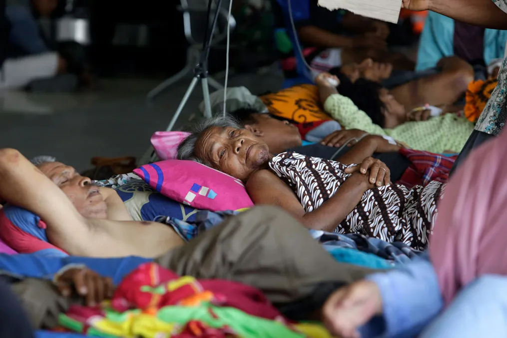 Earthquake and tsunami survivors rest while waiting to be transported by military planes at Mutiara Al Jufri Airport in Palu, Central Sulawesi, Indonesia, 03 October 2018. © EPA-EFE/HOTLI SIMANJUNTAK
