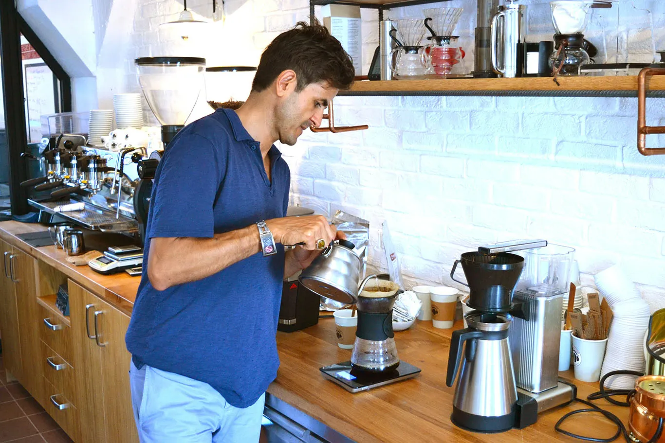 Çağatay Gülabioğlu in the green lab at Kronotrop roaster.